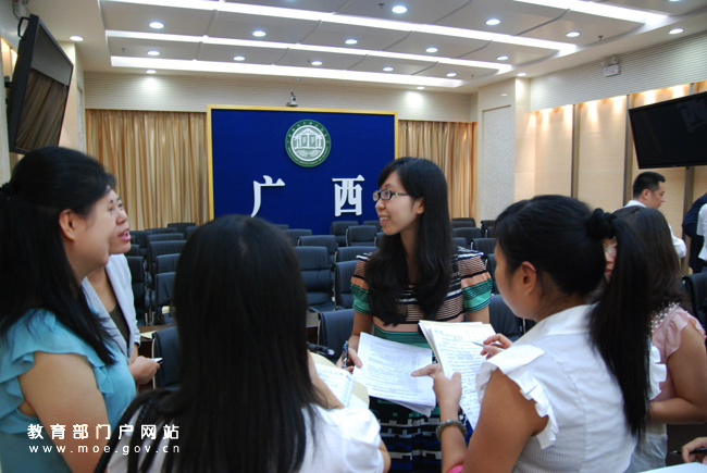 组图:广西教育厅召开记者会介绍学生资助和生