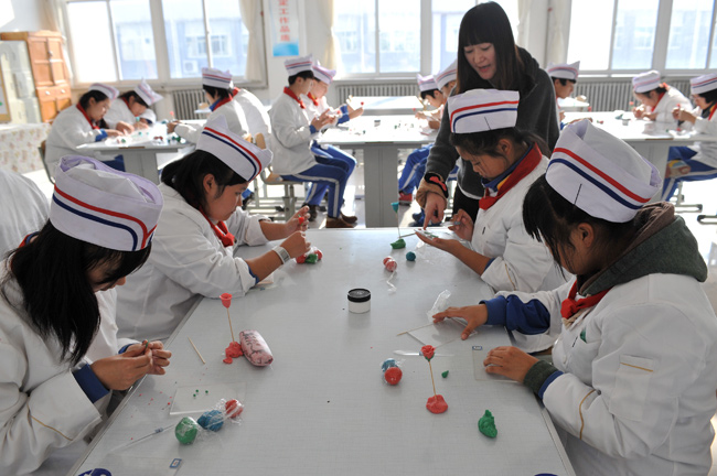 11月15日,在鞍山职教城,鞍山市现代服务学校的学生在上烹饪课.