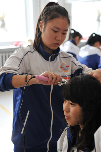 11月15日,在鞍山职教城,鞍山市现代服务学校的学生学习面点雕刻.