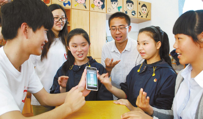 大学生研发手语翻译器_教育部门户网站_MOE