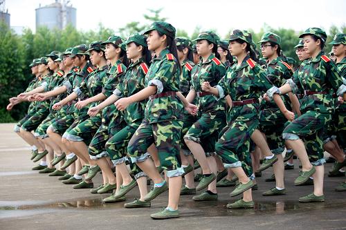 各地高校新生军训忙 - 中华人民共和国教育部政