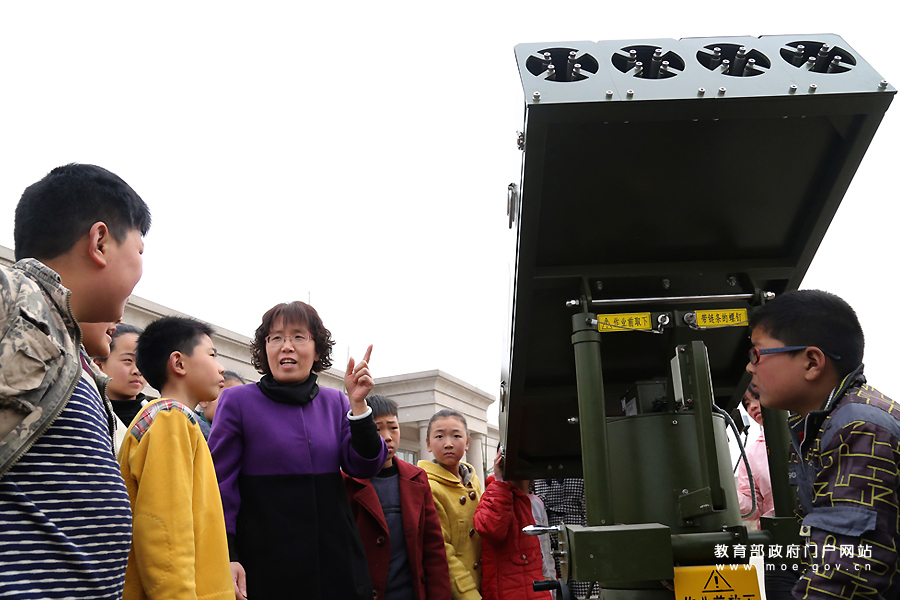 四字成语白什么什么什么_半三足什么的四字成语(3)