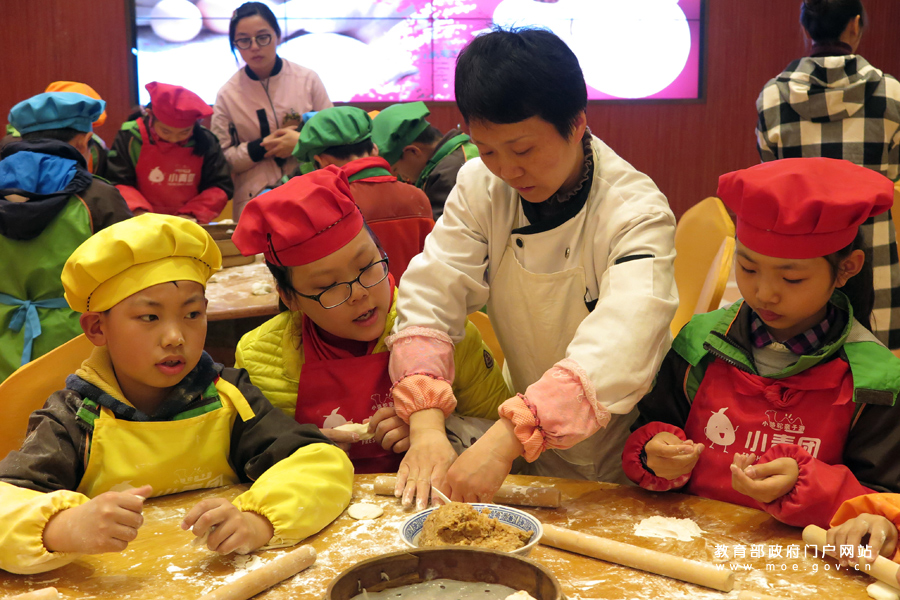 体验饮食文化 小学生学做面点 - 中华人民共和