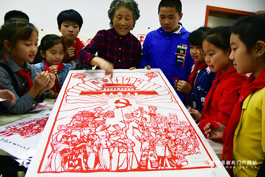 小学生观看 喜迎十九大 剪纸作品展 - 中华人民