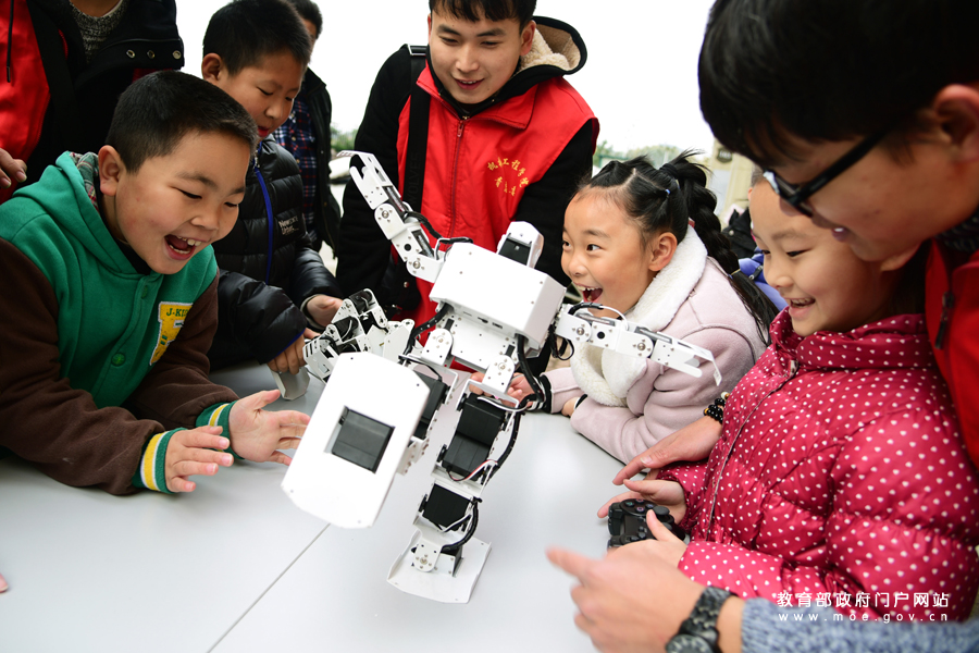 玩转机器人 快乐学科普 - 中华人民共和国教育