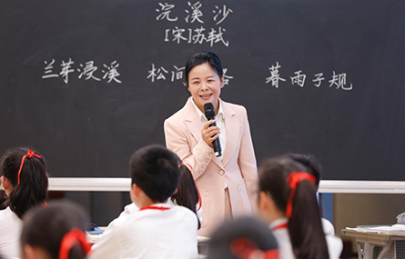 坚守初心 以爱育人——记云南省曲靖市第二小学校长李青霖