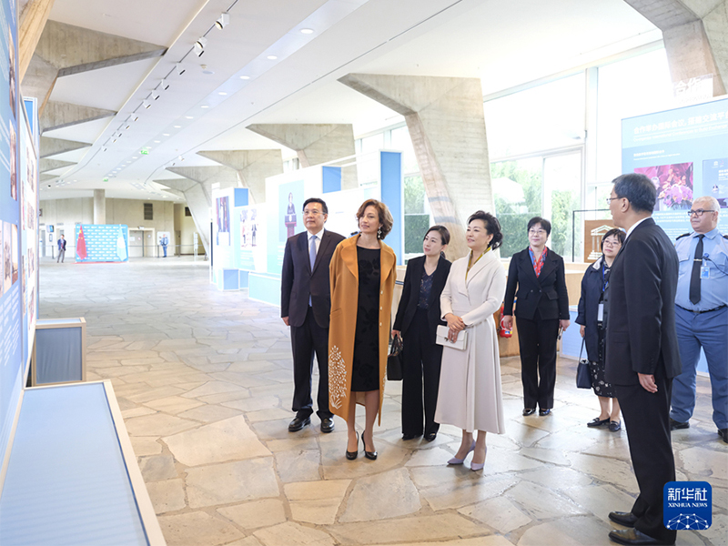 阿祖莱陪同彭丽媛共同参观“中国与联合国教科文组织合作十年成果展”