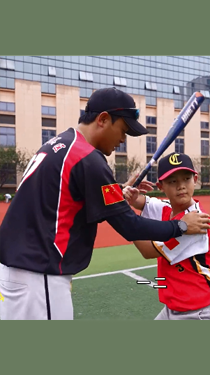 做好体育启蒙！他教村小少年挥出人生第一棒