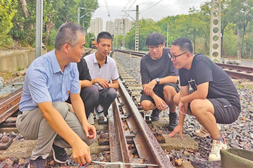 为铁路行业培育高素质人才