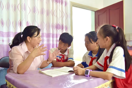 她是乡村孩子的“黄妈妈”
