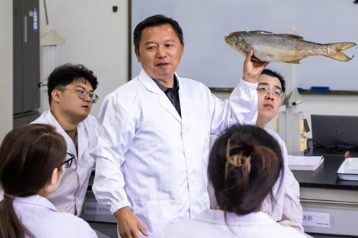 他扎根海岛35年，带领学生追逐蓝色梦想