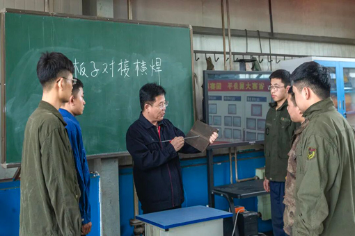 持焊枪授课，他用技术点燃学生们的青春梦想