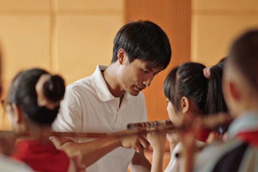 他的奇妙音乐课，点亮孩子们的梦想之光