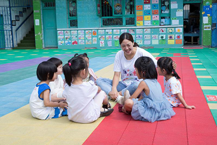 爱在左 责任在右——记贵州省赫章县城关镇中心幼儿园教师何梅