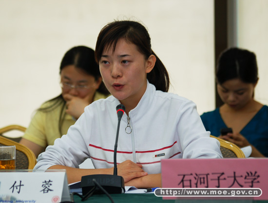 付蓉在大学生学习胡锦涛总书记回信精神和孟二