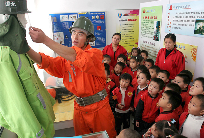 强中小学安全教育和校园安全工作 - 中华人民共